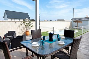 Outdoor dining - Chalet "Casa Manoli" with Pool, Terrace, Air Conditioning and Wi-Fi (Barrio Nuevo)