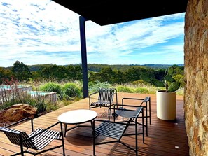Outdoor dining - Luxury Villas Allambee at Red Hill (Farm Stay) (Red Hill)