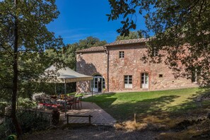 Outdoor dining - Charming villa with private garden and pool, located in panoramic position between Firenze, Volterra (Gambassi)