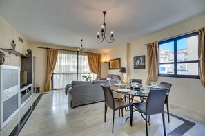 TV, DVD player, stereo - Apartment 'Puerto Banus2 Beachfront and Pools' with Shared Pool, Wi-Fi and Air Conditioning (Puerto Banús)