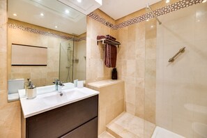 Badewanne, Haartrockner, Handtücher