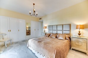 2 bedrooms, iron/ironing board, free WiFi, bed sheets - Apartment 'Puerto Banus2 Beachfront and Pools' with Shared Pool, Wi-Fi and Air Conditioning (Puerto Banús)