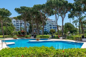 Pool - Apartment 'Puerto Banus3 Sandy Beachside' with Shared Pool and Air Conditioning (Puerto Banús)