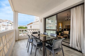 Outdoor dining - Apartment 'Puerto Banus3 Sandy Beachside' with Shared Pool and Air Conditioning (Puerto Banús)