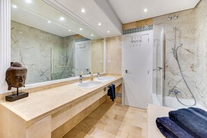 Baignoire, sèche-cheveux, serviettes fournies