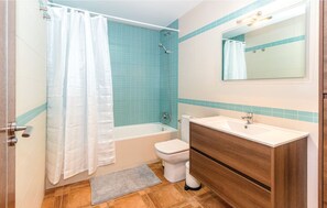 Bathtub, towels - Pet-Friendly Villa Casa Olivia with Pool & Wi-Fi (Cómpeta)