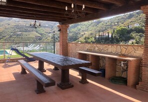 Outdoor dining - Pet-Friendly Villa Casa Olivia with Pool & Wi-Fi (Cómpeta)