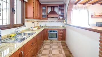 Kühlschrank, Mikrowelle, Ofen, Geschirrspüler