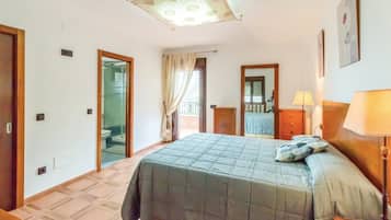 5 bedrooms, iron/ironing board, free WiFi, bed sheets