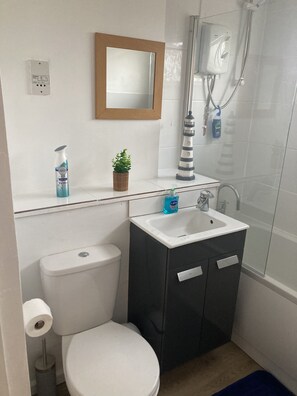 Combined shower/bathtub - Coastal coastal home (Port Eynon)