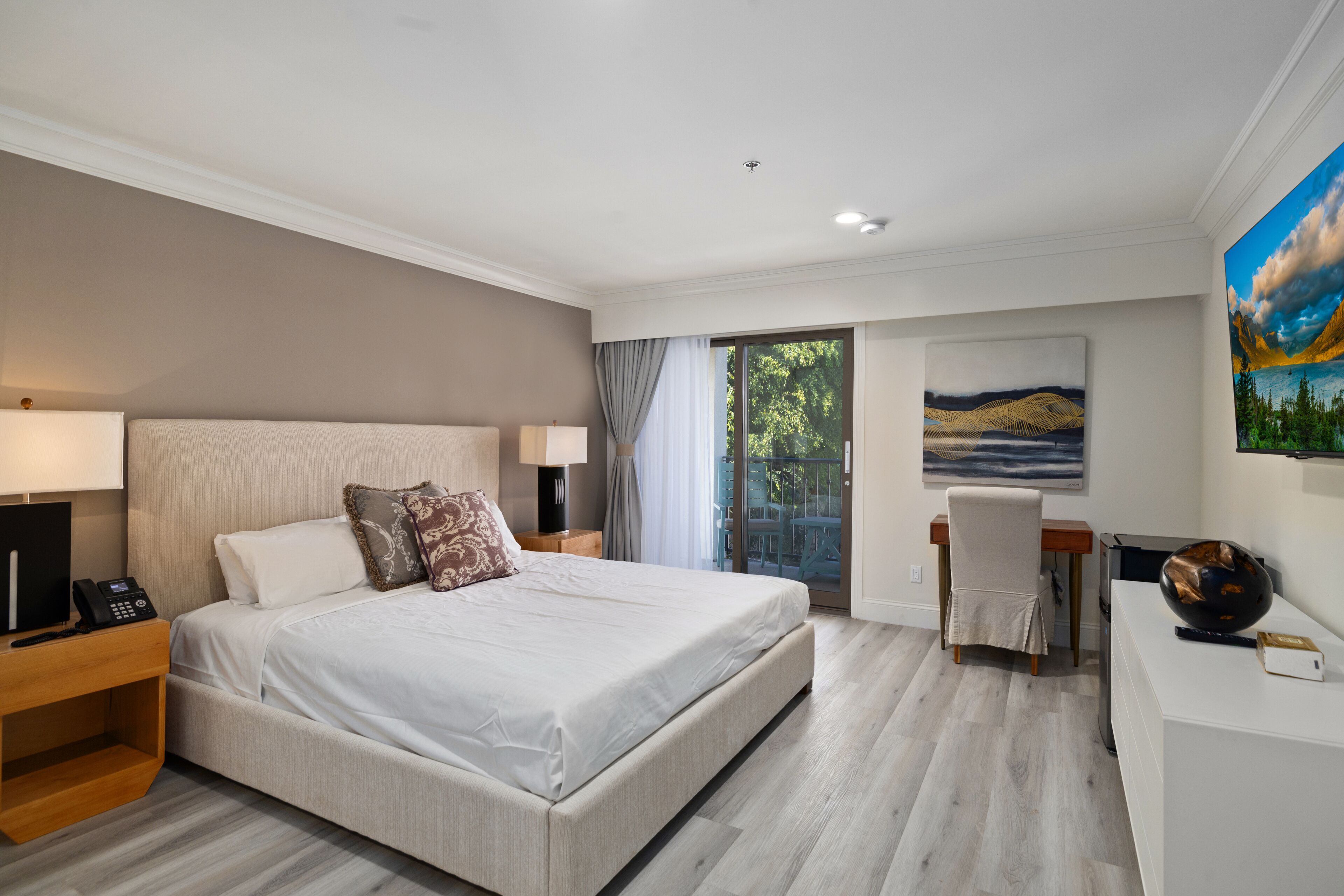 Deluxe Room, 1 King Bed, Patio