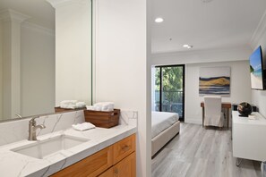 Deluxe Room, 1 King Bed, Patio | Individually decorated, individually furnished, free WiFi, bed sheets - Hotel Huntington (Duarte)