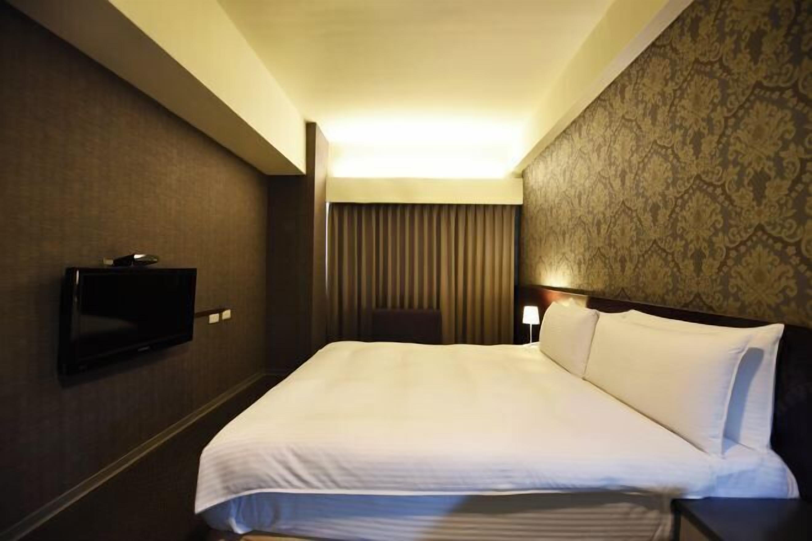 Escritorio, espacio para trabajar con laptop y insonorización 