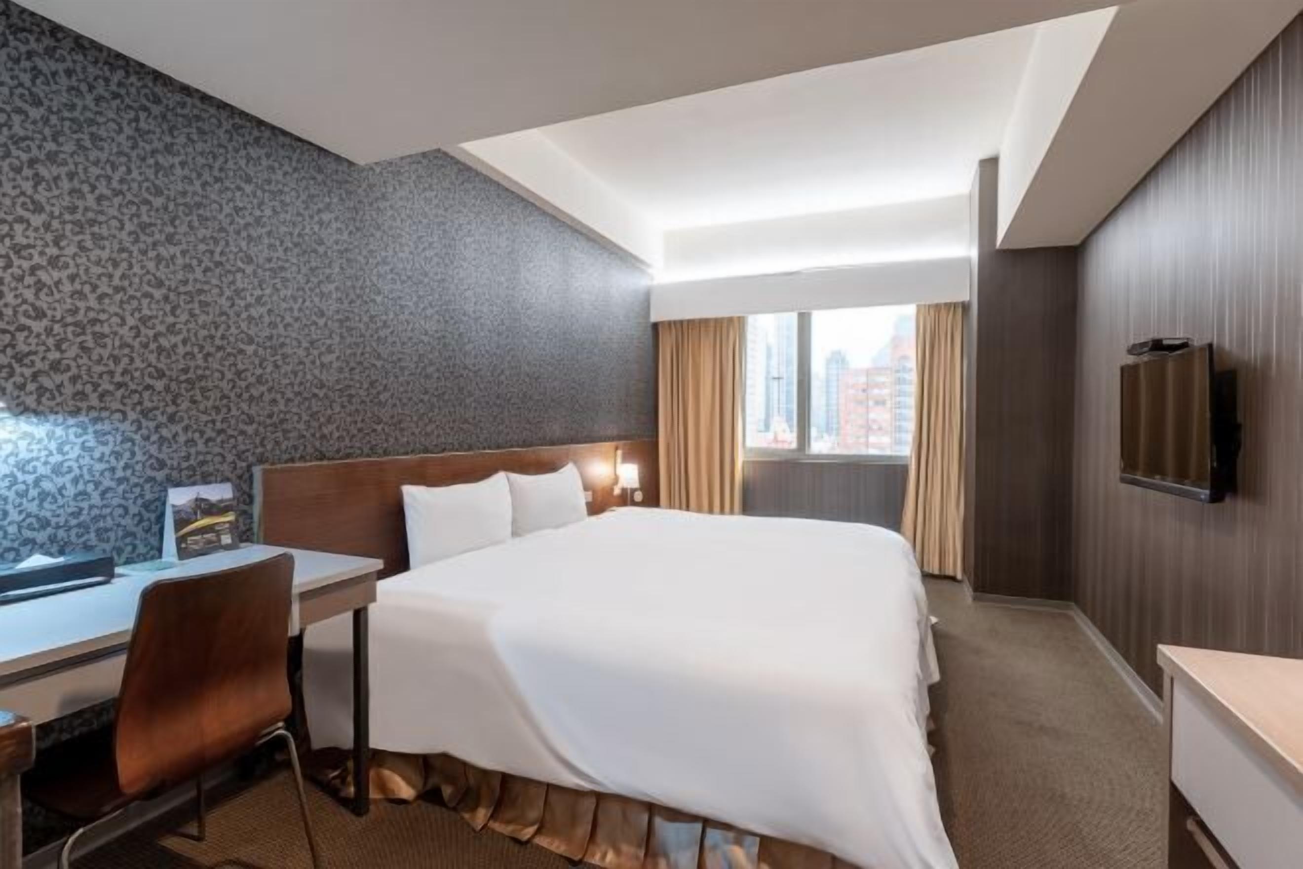 Desk, laptop workspace, soundproofing, free WiFi