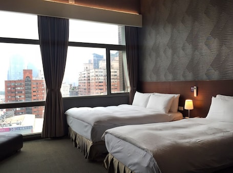 Business Triple Room | Desk, laptop workspace, soundproofing, free WiFi