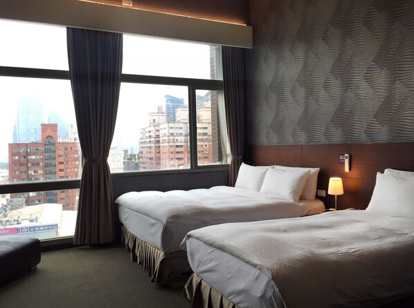 Escritorio y espacio para trabajar con laptop 