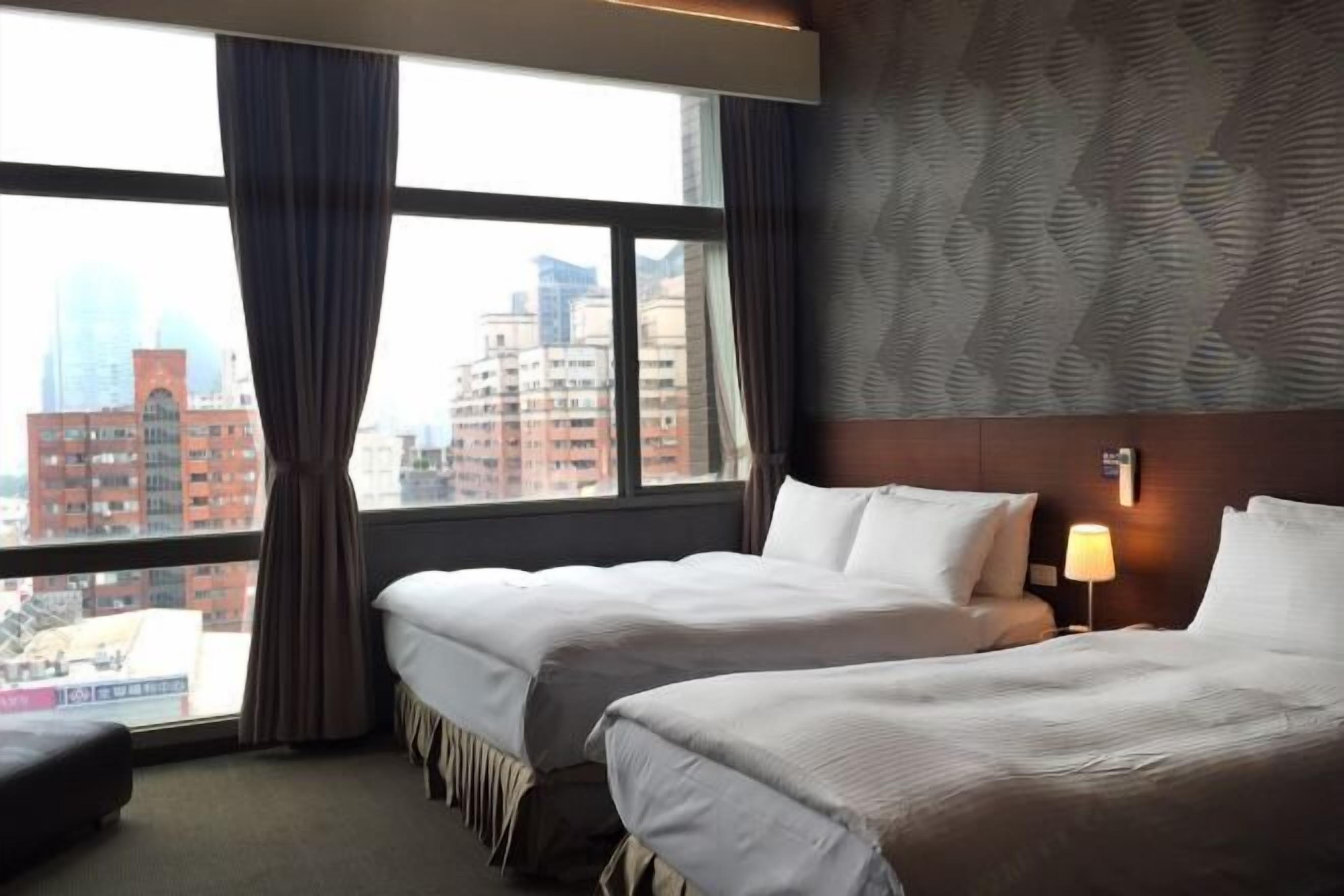 Escritorio, espacio para trabajar con laptop y insonorización 