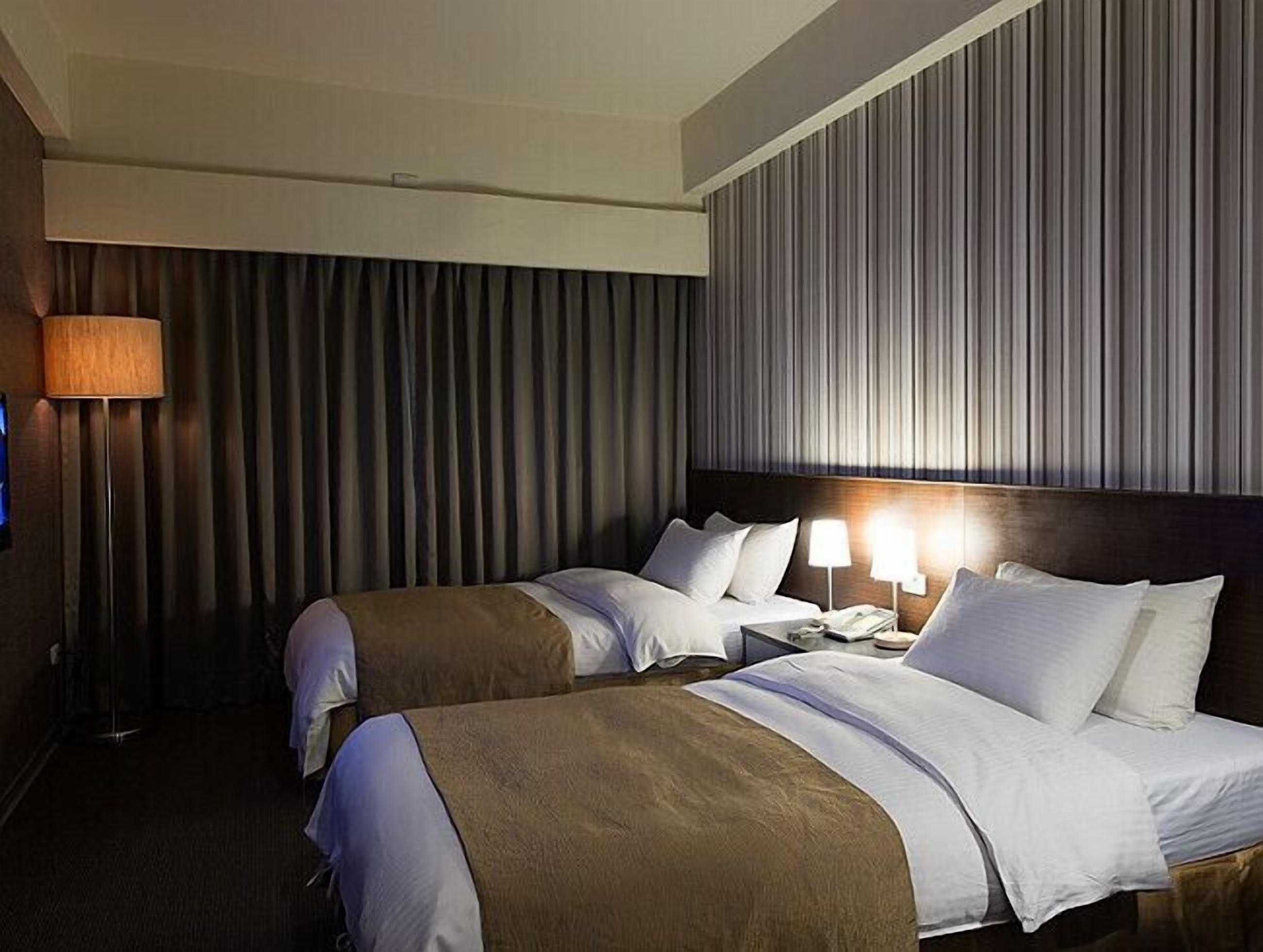 Escritorio, espacio para trabajar con laptop y insonorización 