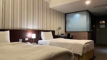 Habitación superior con 2 camas individuales | 1 habitación, escritorio y espacio para trabajar con laptop