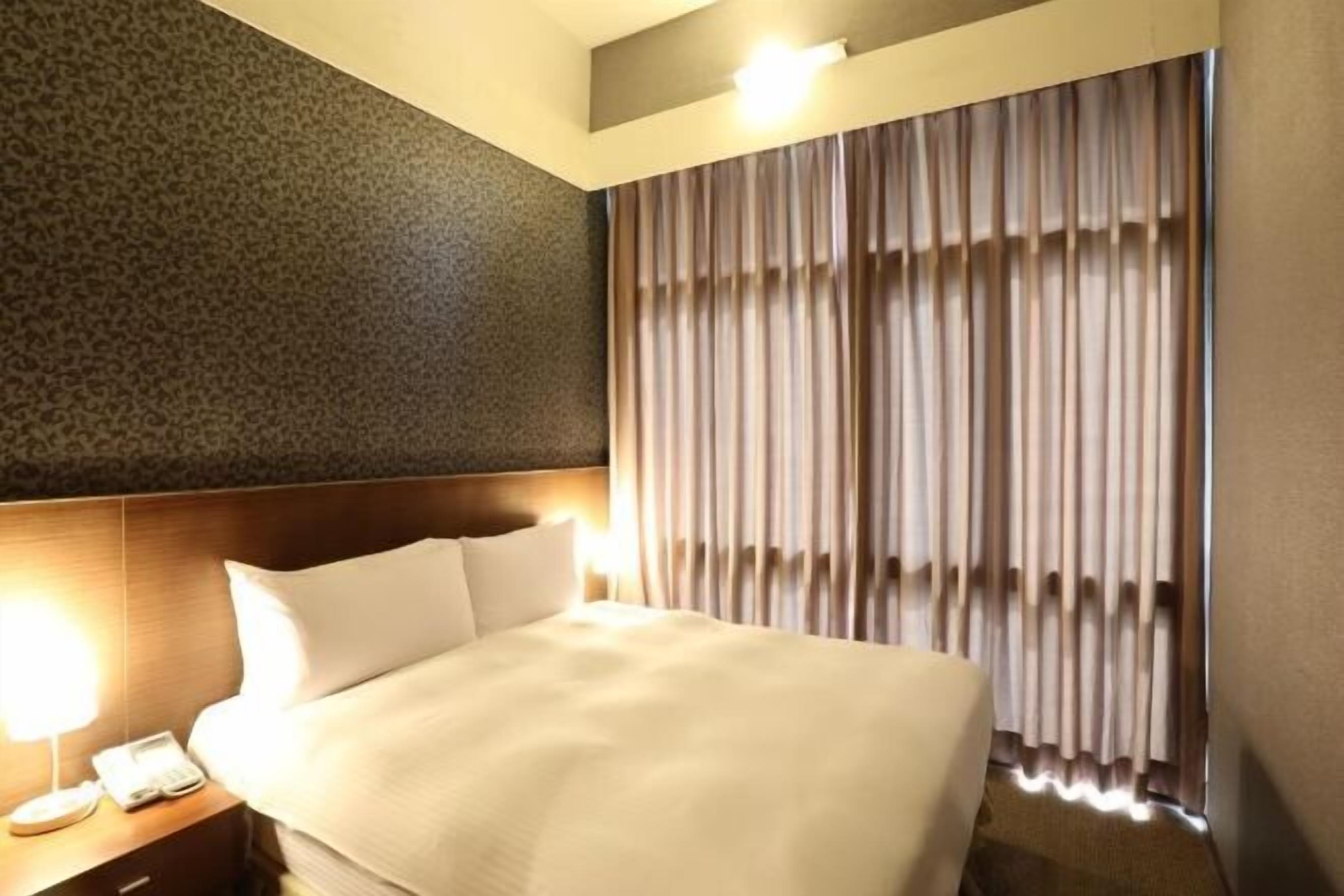 Escritorio, espacio para trabajar con laptop y insonorización 