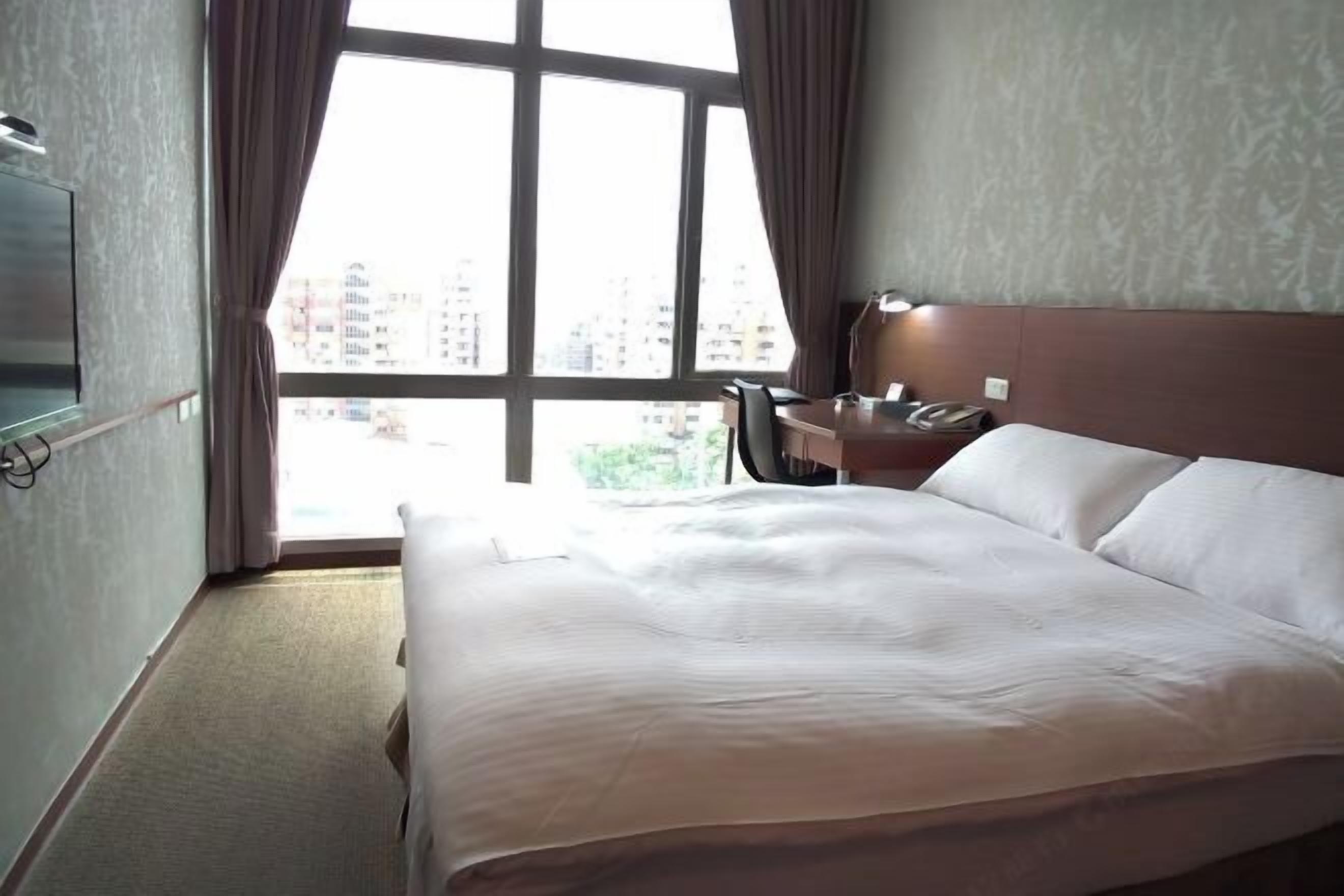 Escritorio, espacio para trabajar con laptop y insonorización 