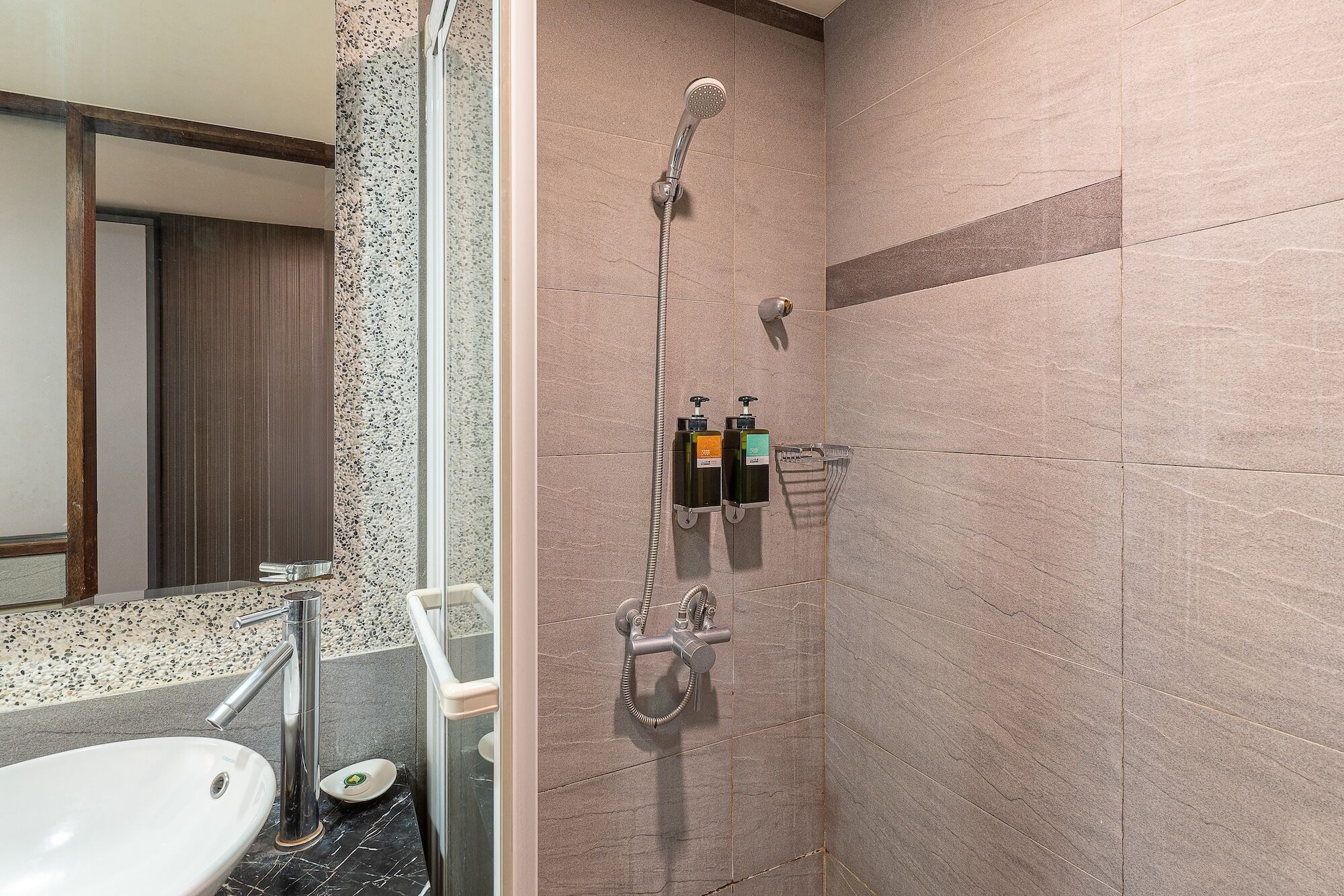 Une salle de bain moderne équipée d’une douche, d’un lavabo et de toilettes.