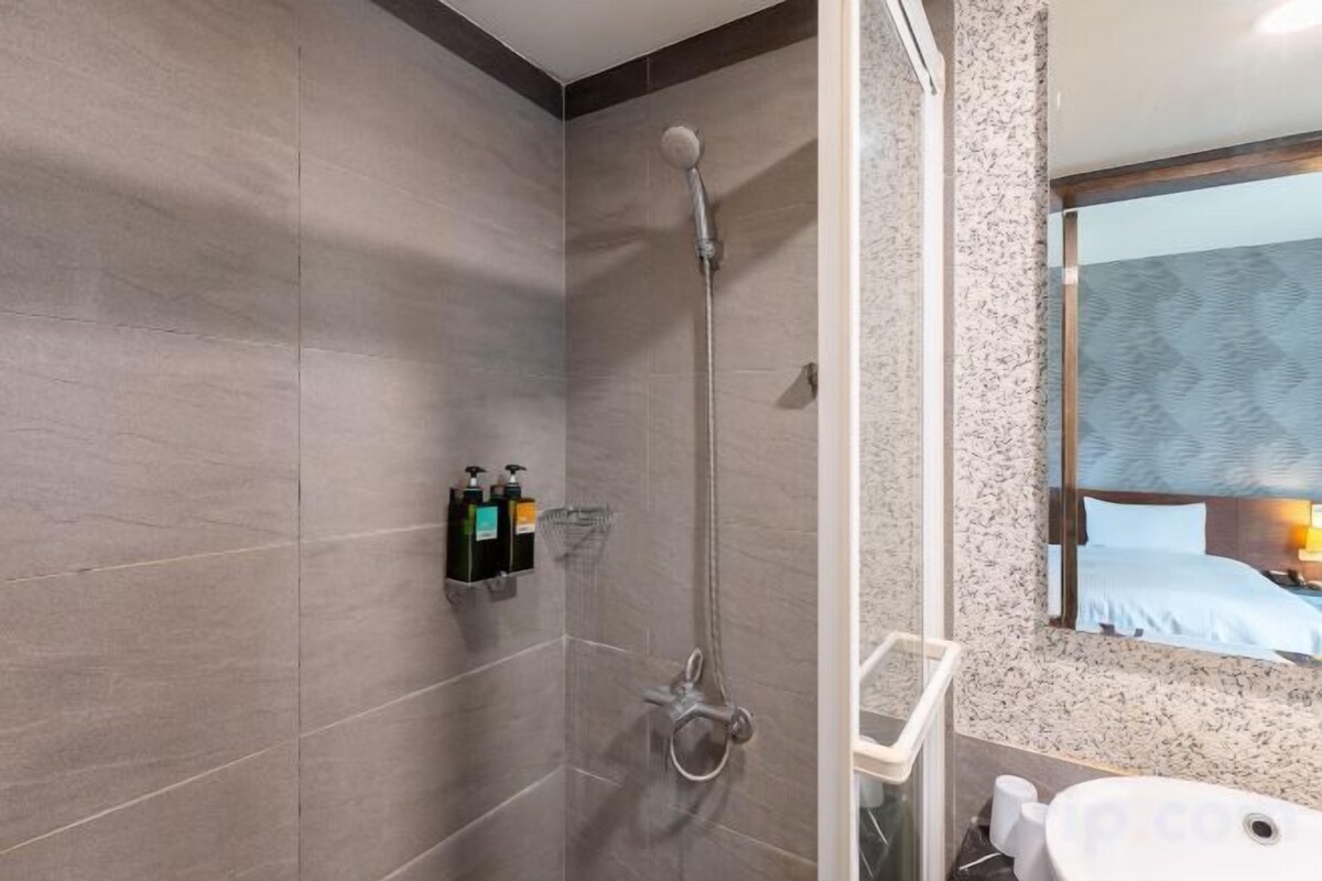 Badezimmer | Dusche, Haartrockner, Handtücher, Shampoo