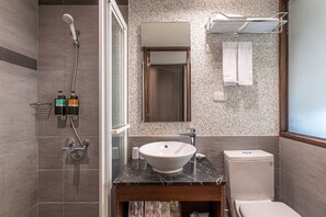 Superior Twin Room | Bathroom | Shower, hair dryer, towels, shampoo - The Galerie Hotel (Taichung)