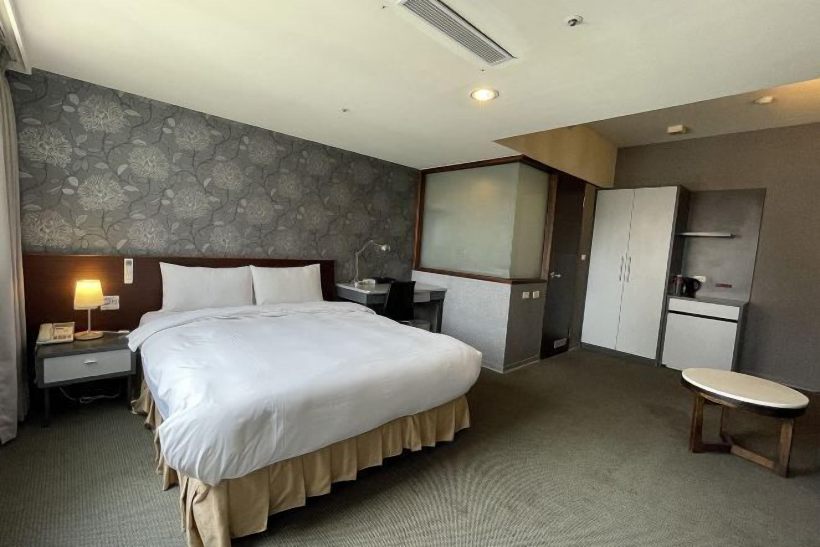 Escritorio, espacio para trabajar con laptop y insonorización 