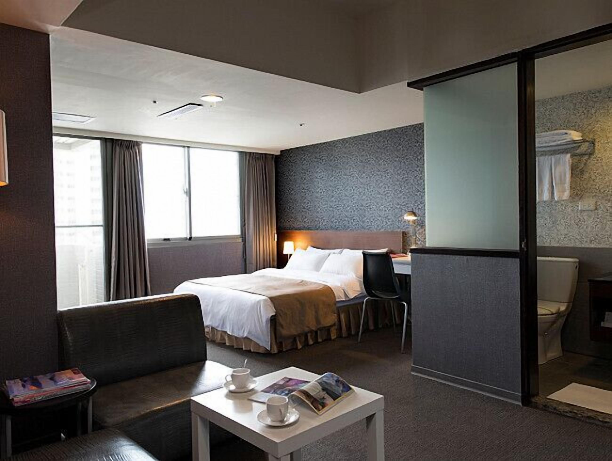 Escritorio, espacio para trabajar con laptop y insonorización 