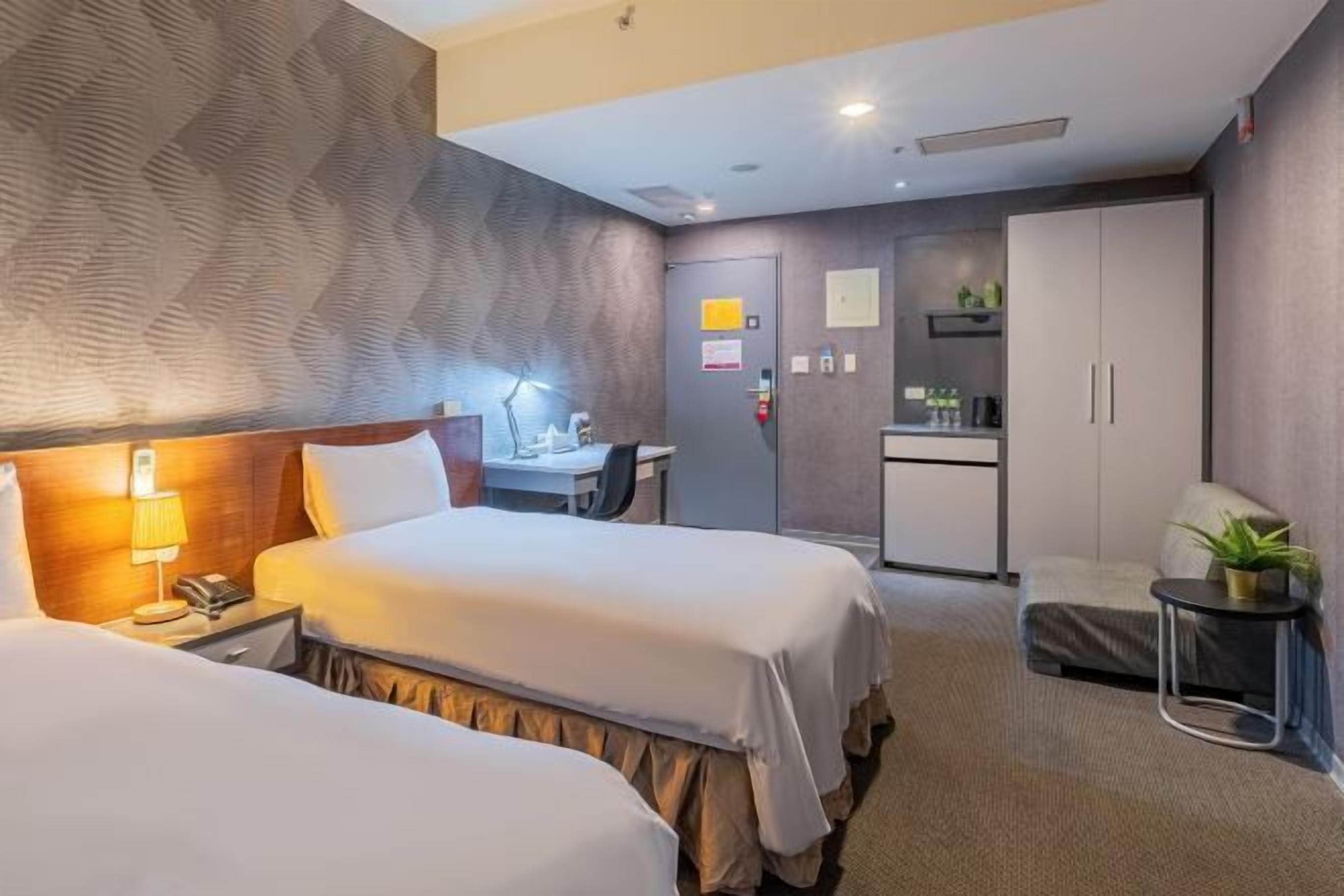 Desk, laptop workspace, soundproofing, free WiFi