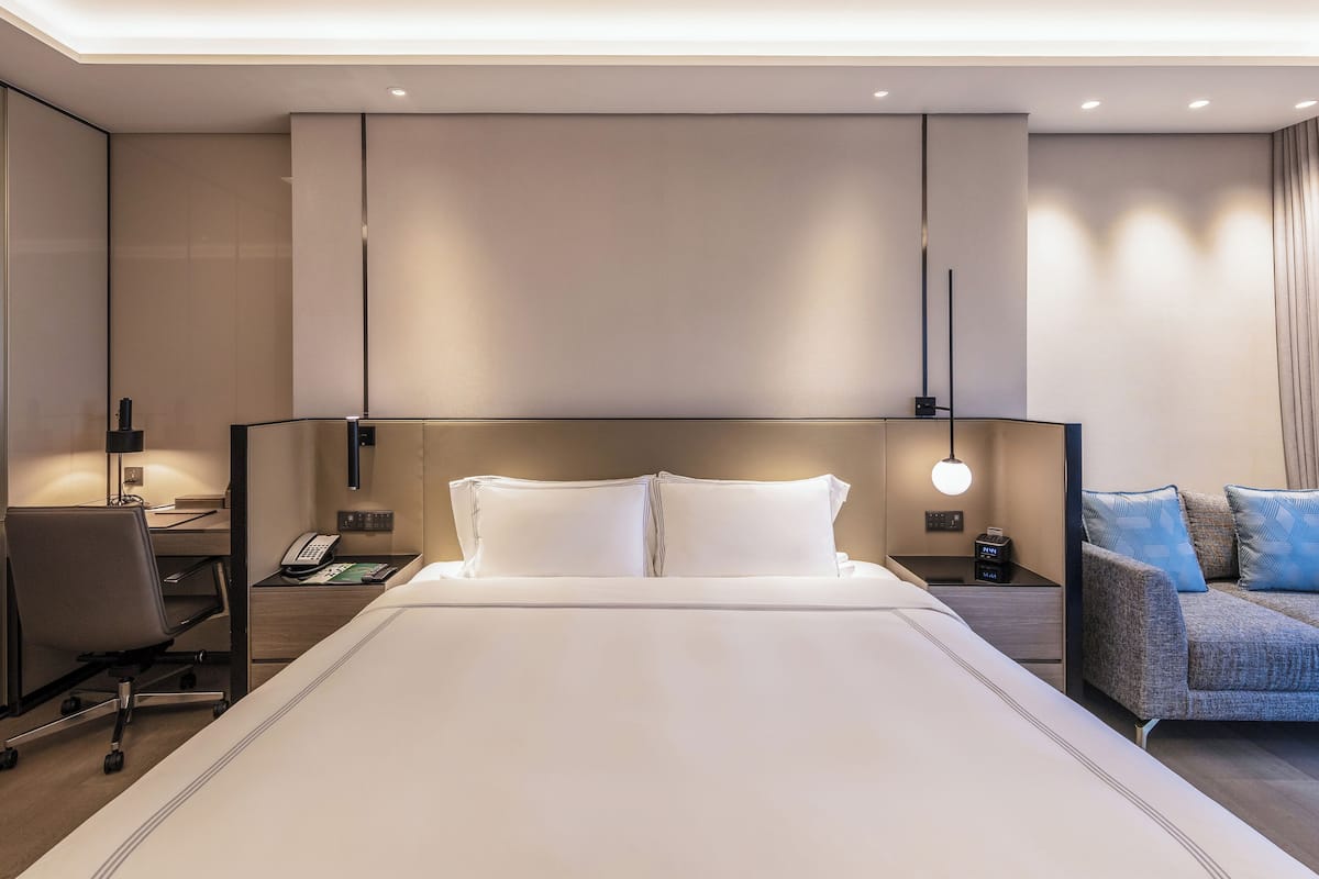 Executive Studio | In-room safe, desk, laptop workspace, blackout drapes