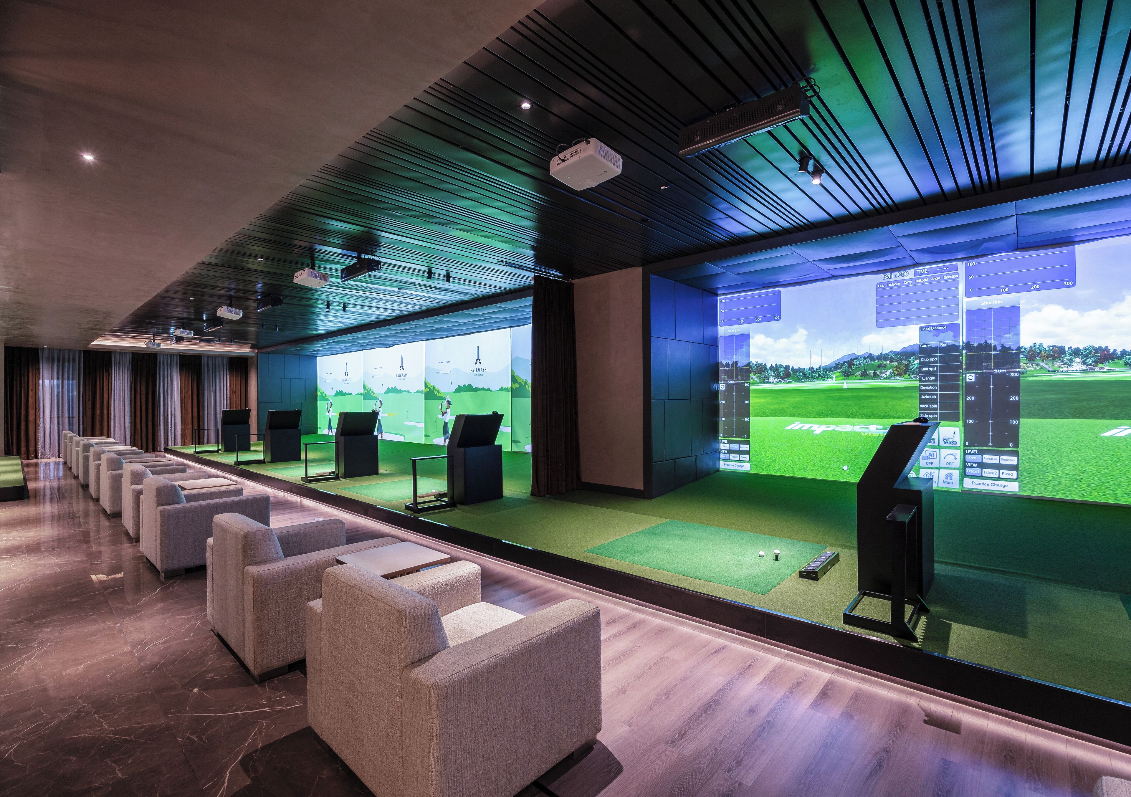 Un moderno simulador de golf en interior con filas de asientos, pantallas grandes mostrando campos de golf y un marcador digital.
