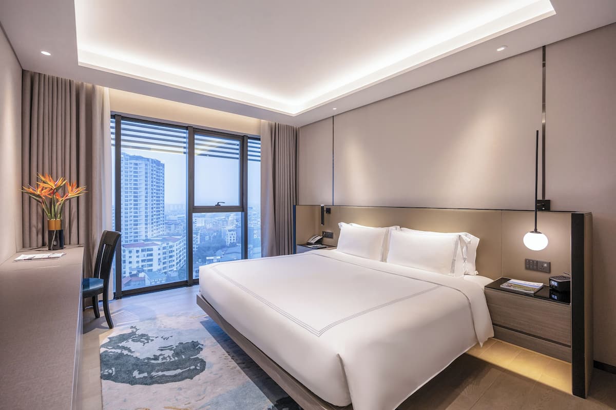 Deluxe Room, 1 Bedroom | In-room safe, desk, laptop workspace, blackout drapes