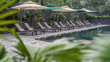 Una piscina al aire libre