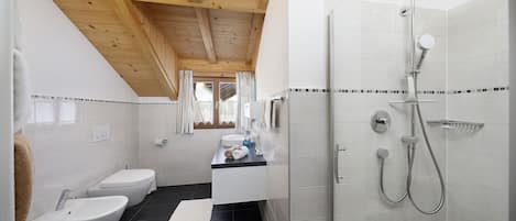 Doccia, asciugacapelli, bidet, asciugamani