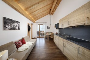 Fernseher, Tischfußball, Bücher