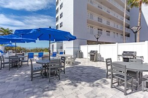 Outdoor dining - Beachfront Paradise: Views, Pool, Walk to Times Sq (Fort Myers Beach)