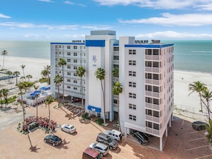 Exterior - Beachfront Paradise: Views, Pool, Walk to Times Sq (Fort Myers Beach)