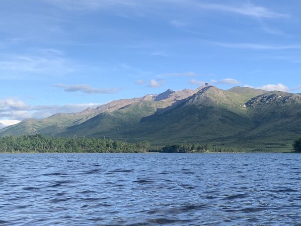 Un paysage de montagne avec un lac au premier plan.