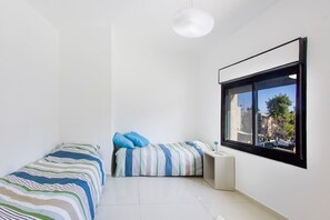 4 makuuhuonetta, silitysrauta/-lauta, ilmainen Wi-Fi, vuodevaatteet