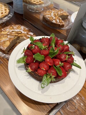 Café da manhã com buffet todos os dias (EUR 10 por pessoa)