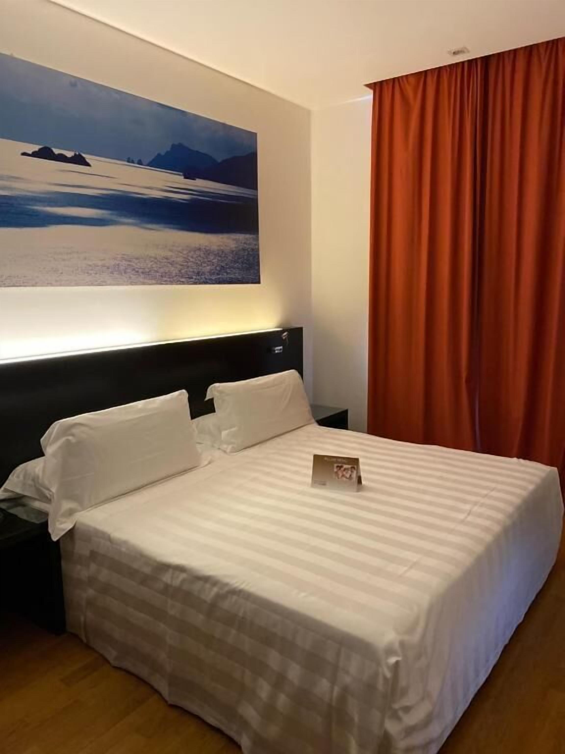 Minibar, soundproofing, free WiFi, bed sheets