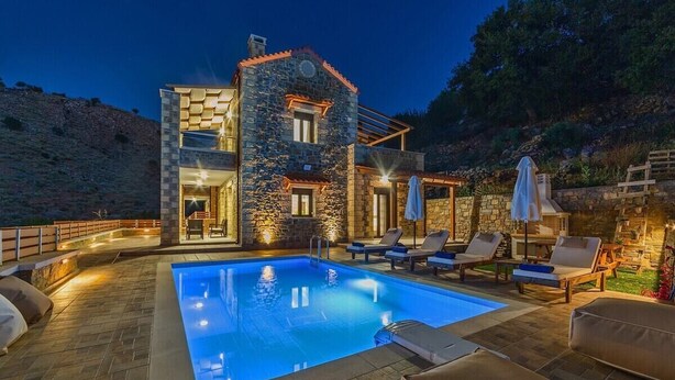 A stone building with a pool and outdoor seating. - Villa Orestis - Faraggi Villas (Zoniana)
