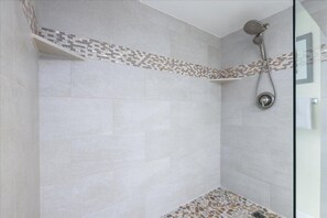 Bathtub, hair dryer, towels - Kona Pacific - Convenient to downtown Kailua Kona (Kailua Kona)