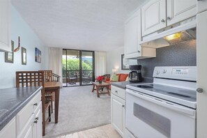 Fridge, microwave, oven, stovetop - Kona Pacific - Convenient to downtown Kailua Kona (Kailua Kona)