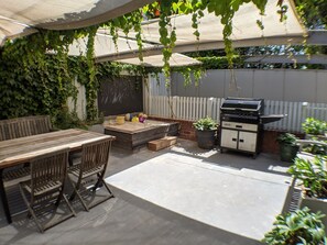Outdoor dining - Family-friendly home in an unbeatable location (South Yarra)