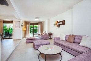 Villa Superior, 4 camere da letto, piscina privata | Area soggiorno | TV LED