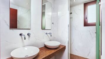 Villa Supérieure, 4 chambres, piscine privée | Salle de bain | Douche, sèche-cheveux, serviettes fournies