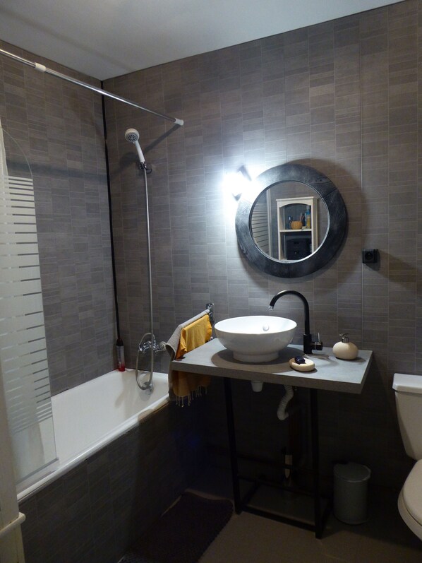 Combined shower/tub, towels, soap, toilet paper